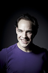 model mit violletem pullover