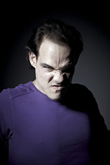 model mit violletem pullover