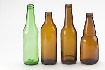 Botellas de cerveza verde y amarilla