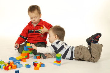 Kinder spielen mit Bausteinen 2