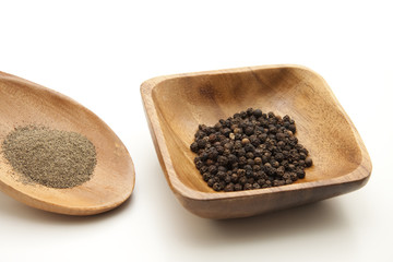 Pfefferkörner in Holzschüssel