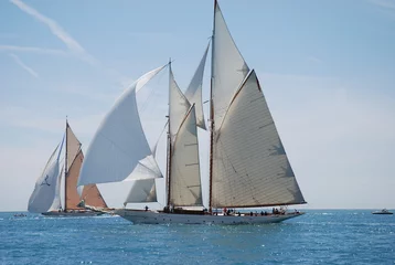 Crédence de cuisine en verre imprimé Naviguer classic wood sail yacht in regatta