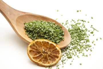 Geschnittener Schnittlauch und Zitronenscheibe