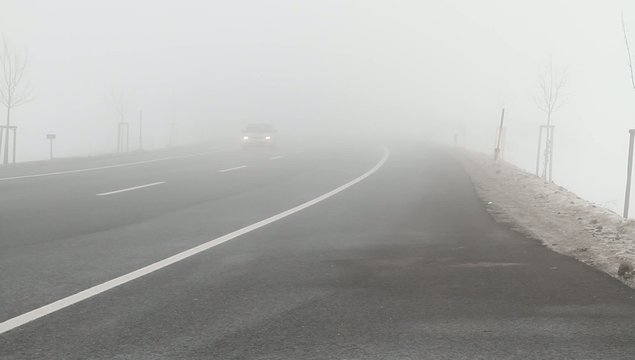 Gegenverkehr im Nebel