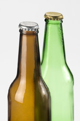 Botellas de cerveza verde y amarilla