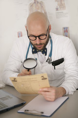 Arzt mit Patienten Akte