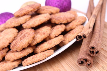 Cinnamon cookies and cinnamon sticks
