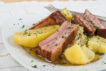Selchripperl mit Sauerkraut und Kartoffel
