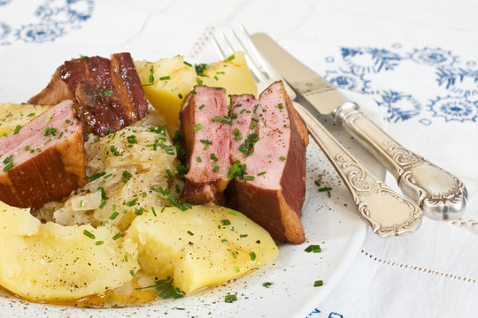 Selchripperl mit Sauerkraut und Kartoffel