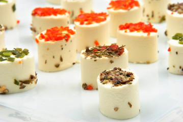 Ziegenkäse als Häppchen mit Kräutern