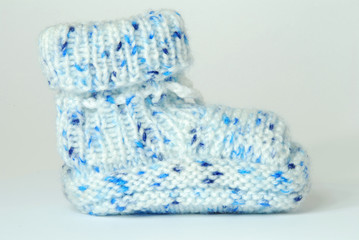 Blau-weißer Babyschuh aus Wolle