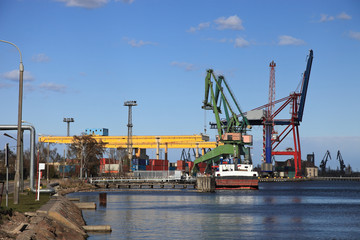 Fototapeta na wymiar Terminal kontenerowy w porcie w Gdańsku.
