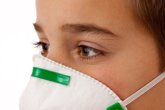 Junge - Jugendlicher mit Atemschutzmaske