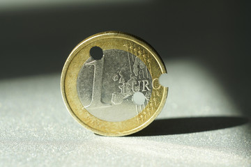 Euromünze mit Einschusslöchern