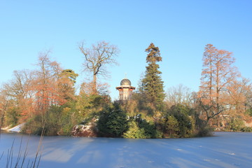 Obraz premium Lac gelé du Bois de Boulogne en hiver à Paris 
