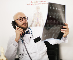Arzt mit Röntgenbild