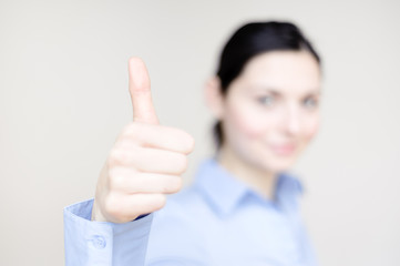 junge geschäfts frau zeigt daumen, super