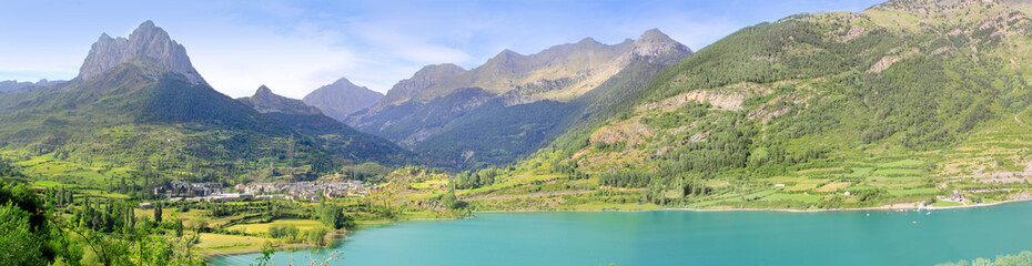 Fototapeta premium Sallent de Gallego panoramic Lanuza lake Pyrenees