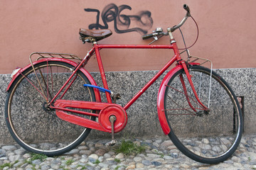 Fototapeta na wymiar Czerwony rower o ścianę