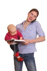 Telefonierende Geschäftsfrau mit Baby und Notizbuch