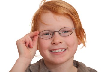 Obraz premium Lächelndes rothaariges Mädchen mit Brille
