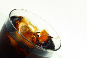 Cola mit Eis  und Zitrone