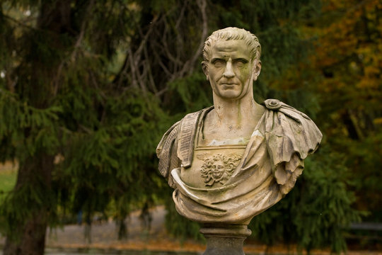 Fototapeta Caesar statue in Warsaw park