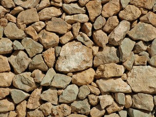 großer Stein zwischen Kleinen