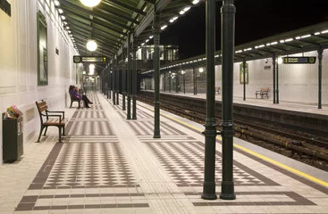 Fotobehang Metrostation Wenen in de nacht © Renáta Sedmáková