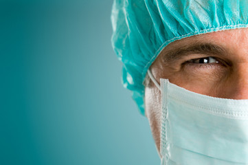 Absorbed surgeon closeup - obrazy, fototapety, plakaty