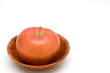 木の皿の上の赤いりんご