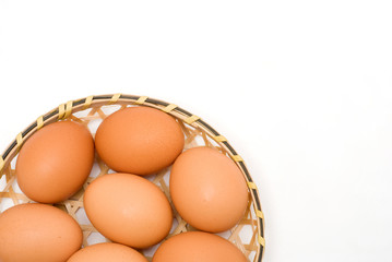 ざるの上の赤タマゴ