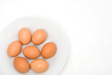 皿の上の赤タマゴ