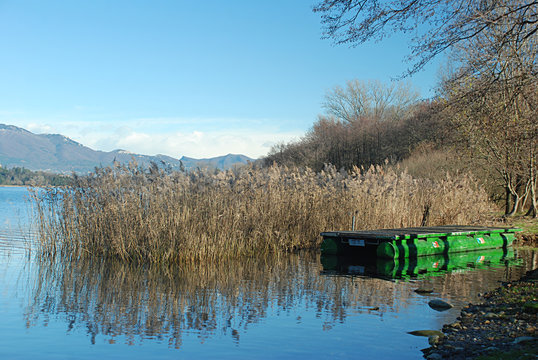 zattera sul lago di corgeno