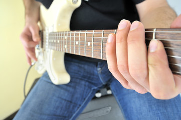 Fototapeta na wymiar Młoda z gitarą i wzmacniaczem