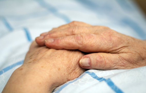 Hände einer pflegebedürftigen Person