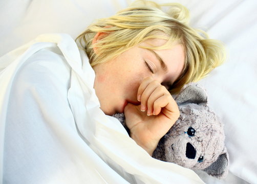 sucer son pouce en dormant