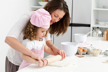 Obraz na płótnie Canvas Matka i córka użyciem wałka do ciasta razem