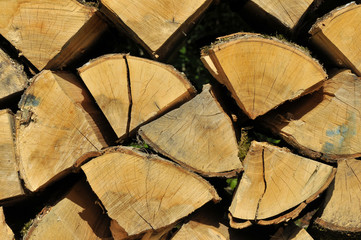 Empilement de bûches de bois à section triangulaire