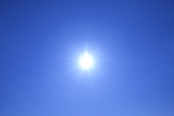 青空に光る太陽