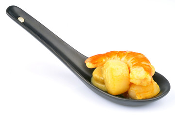 Cuiller de saint-jacques et crevettes au curry