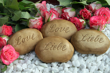 Steine mit der Aufschrift Liebe und Love