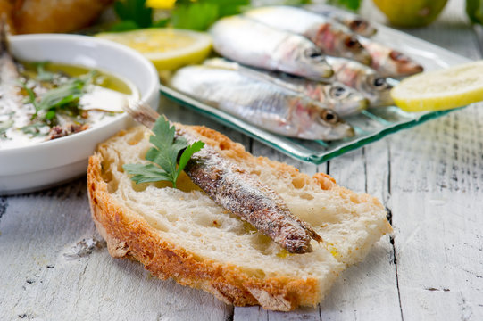 slice bread with anchovy-pane e acciuga