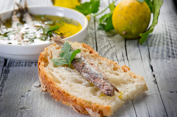 slice bread with anchovy-pane e acciuga