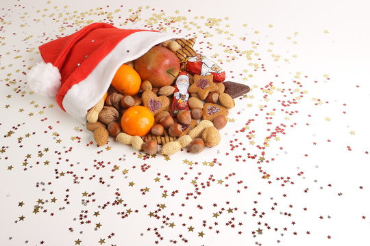 Advent gef&uuml;llte M&uuml;tze mit N&uuml;ssen