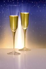 Silvester, Sektgläser vor blauem Hintergrund, Geburtstag