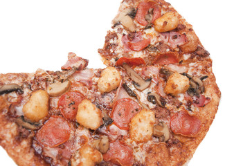 Pizza sobre fondo blanco