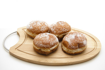 Krapfen auf Schneidebrett