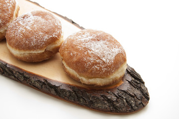 Krapfen auf Holz mit Rinde