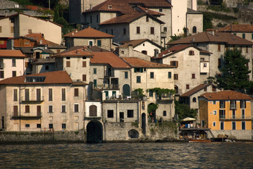 Fototapeta na wymiar Wieś nad jeziorem Como
